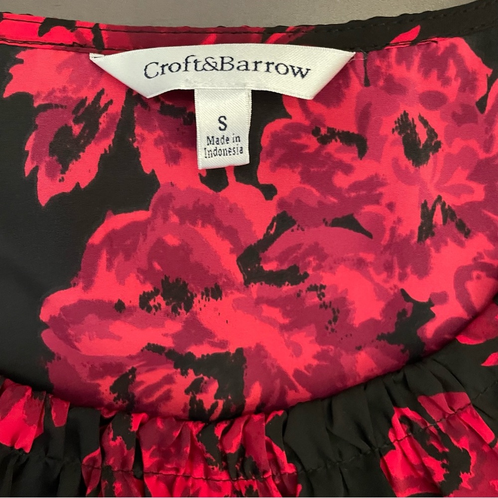 Croft & Barrow Black with Red Roses Dressy Tank - S - Picture 4 of 8